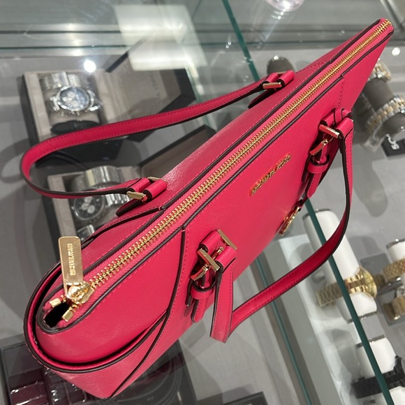 MICHAEL KORS
Charlotte Large Saffiano Leather Top-Zip Tote Bag
Electric Pink
NWT - Picture 5 of 16